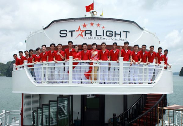 T24S2WFDJ_starlight-cruise-staff